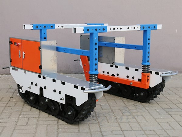 扛 300 斤还能窄道拐弯！机器人履带底盘负重比轮式 “力气大还灵活”